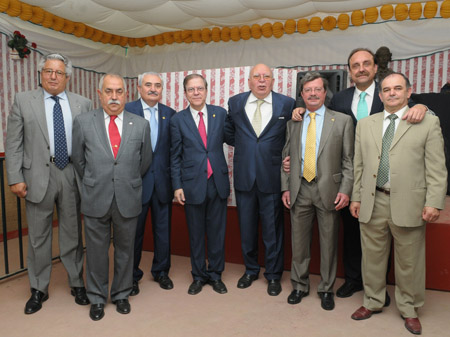 Diversos momentos de la recepción en la caseta de Feria del Ateneo.
