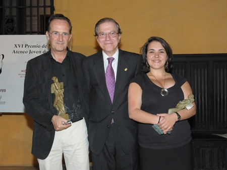 El Presidente del Ateneo, D. Alberto Máximo Pérez Calero, junto a los ganadores del Premio de Novela, D. Alfonso Domingo y Dª. Leticia Sánchez.