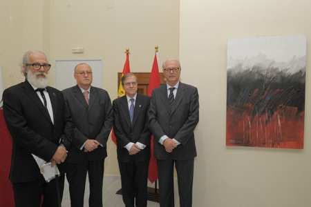 El Presidente del Ateneo, D. Alberto Máximo Pérez Calero (segundo a la derecha de la imagen), junto al pintor D. Ahmed Ben Yessef ; el Cónsul General de Marruecos en Sevilla, D. Mohamed Said Donelfaka; y D. Mustapha Mechiche Alami.
