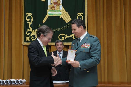 D. Alberto Máximo Pérez Calero hace entrega de la medalla