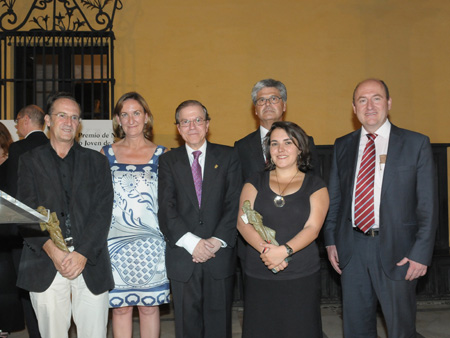 D. Alberto Máximo Pérez Calero, junto a los ganadores del Premio; la Delegada de Cultura del Ayuntamiento, Dª. Mª del Mar Sánchez Estrella; el Primer Teniente de Alcalde y Presidente del Pleno, D. Javier Landa; y D. Antonio Cáceres, en representación de Cajasol.