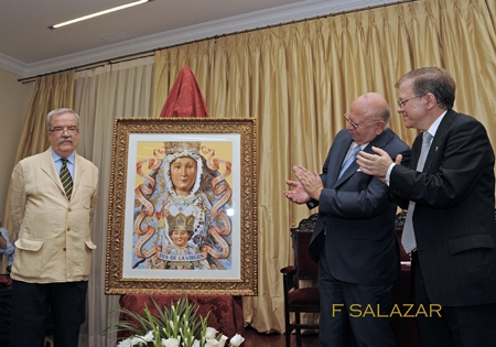 D. Daniel Puch Rodríguez-Caso junto al cartel, tras ser éste descubierto, en presencia de D. Adolfo Arenas Castillo, Presidente del Consejo General de Hermandades y Cofradías, y de D. Alberto Máximo Pérez Calero, Presidente del Ateneo.