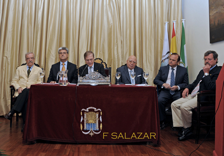 De izquierda a derecha, D. Daniel Puch Rodríguez-Caso, D. Francisco Javier Landa Bercebal, D. Alberto Máximo Pérez Calero, D. Adolfo Arenas Castillo, D. Guillermo Mira Abaurrea y D. Manuel Nieto Pérez, Secretario del Consejo General de Hermandades y Cofradías.