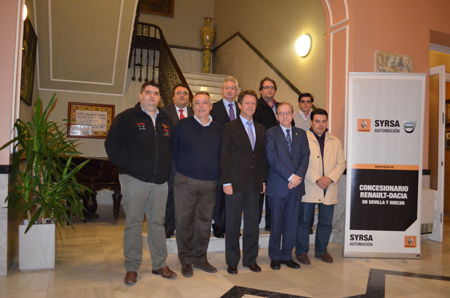 Patrocinadores, conductores y voluntarios en automoción de la Cabalgata junto al presidente