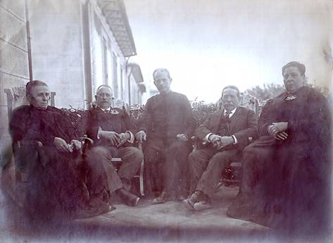 El padre Tarín en el centro, con sus hermanos. Fuente: El Correo