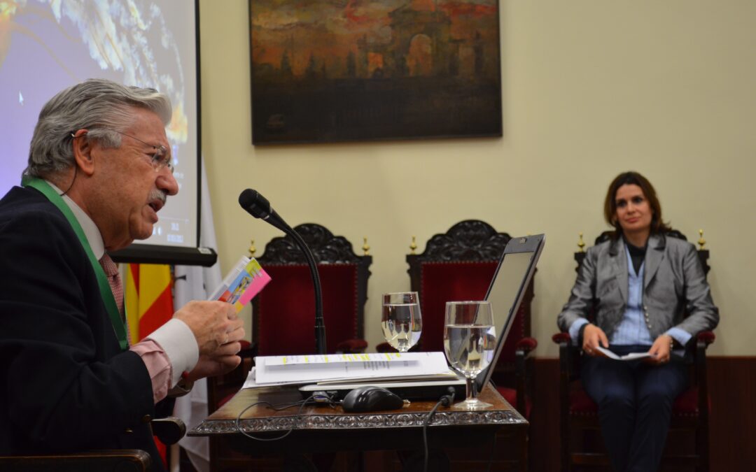 Conferencia sobre el vestir de la mujer en las fiestas de Sevilla por Rocío Lara