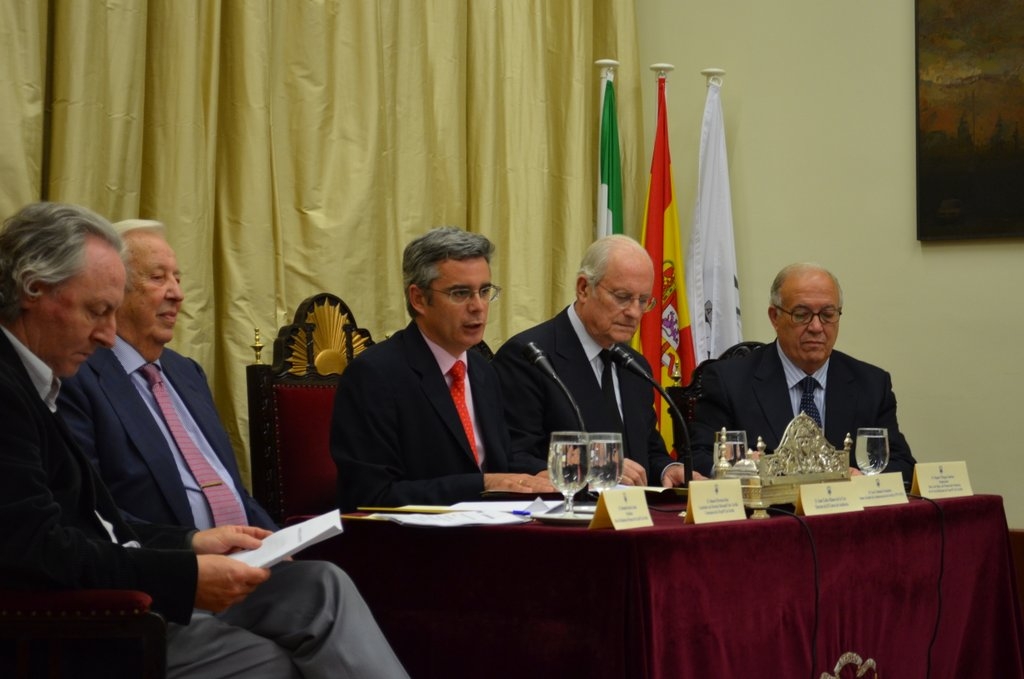 Un momento del debate en el Salón de Actos