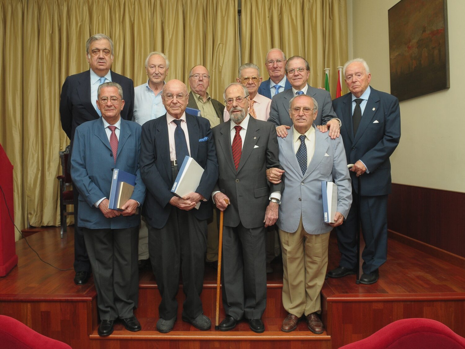 El Presidente del Ateneo, Alberto Máximo Pérez Calero, junto a los socios más veteranos