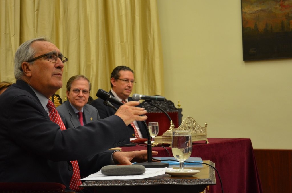 Rogelio Reyes Cano, profesor y académico; Alberto Máximo Pérez Calero, Presidente del Ateneo; Miguel Cruz Giráldez, Adjunto a la Presidencia del Ateneo