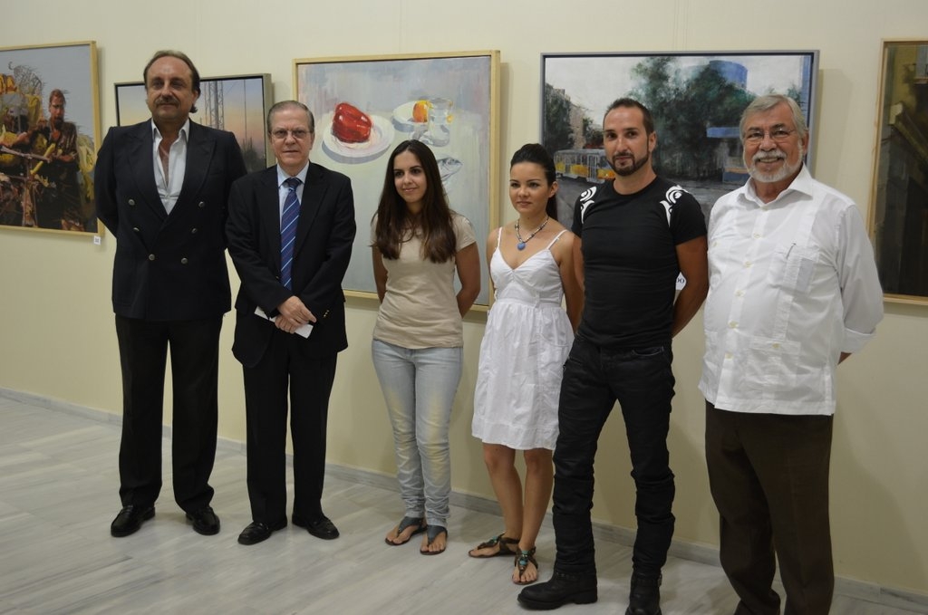 El Presidente del Ateneo, Alberto Máximo Pérez Calero; El Secretario General, Antonio F. Bellido Navarro y El Presidente de la Sección de Bellas Artes, Antonio Zambrana Lara, junto a varios participantes en el Certamen