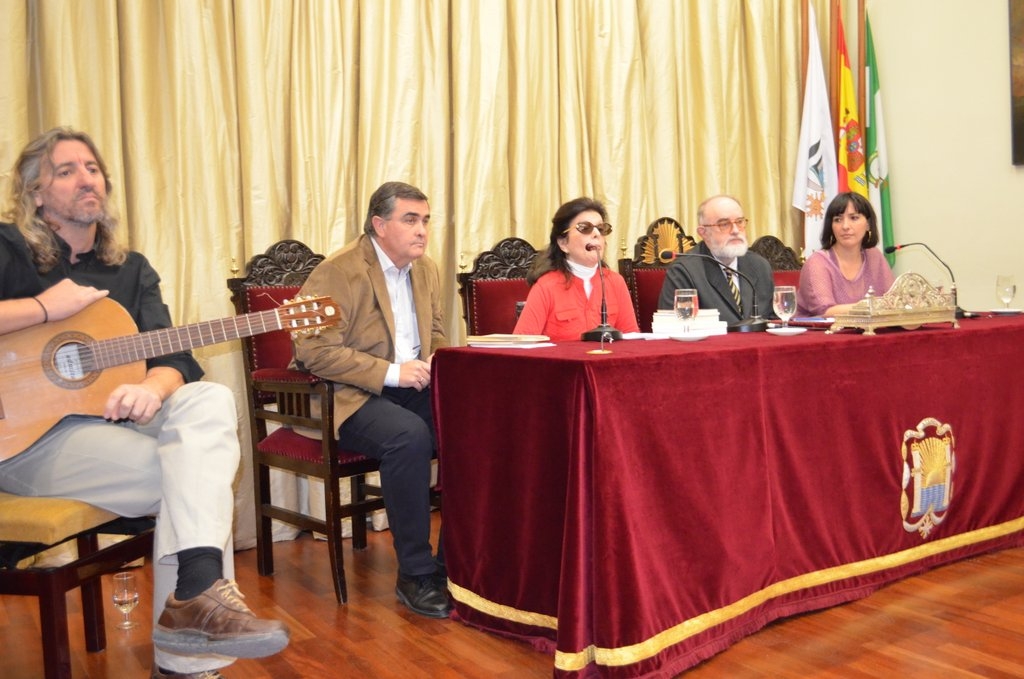 El Presidente de la Sección de Literatura del Ateneo, José Domínguez León, entre Jesús Tortajada, María Girón y Esther Garboni. El acto contó con acompañamiento de guitarra.