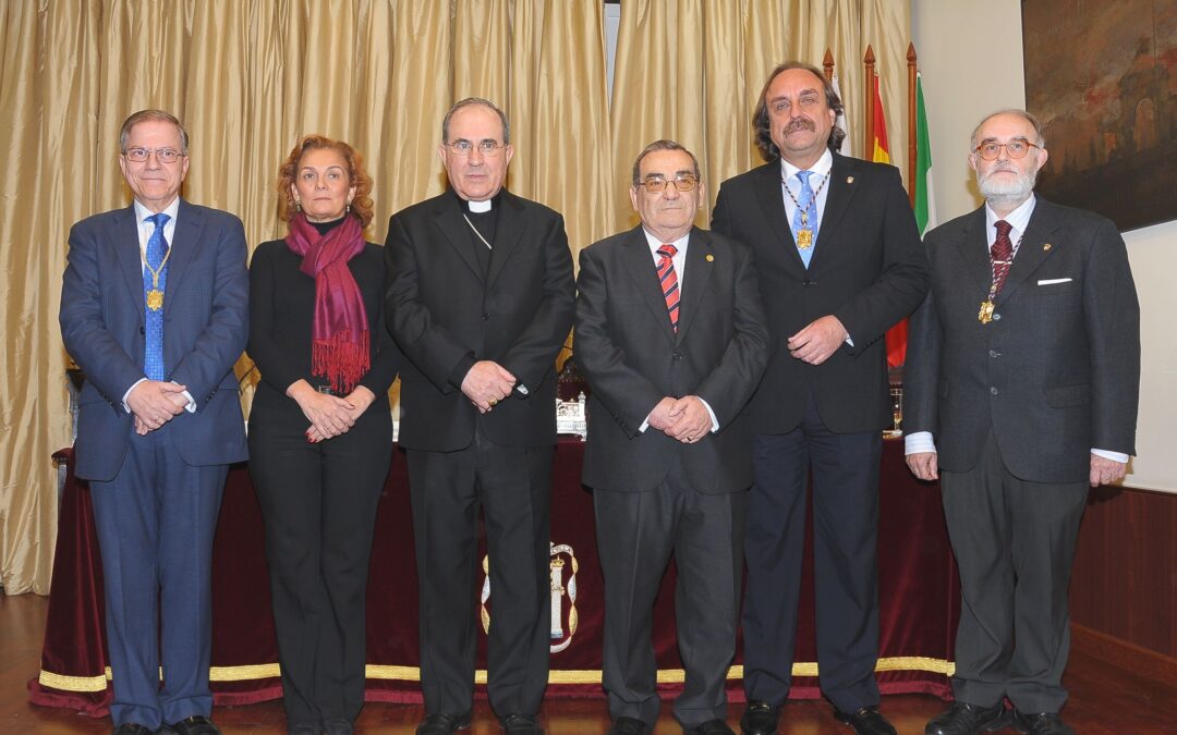 El Ateneo entregó la medalla de Oro a Cáritas Diocesana y un donativo para su labor asistencial