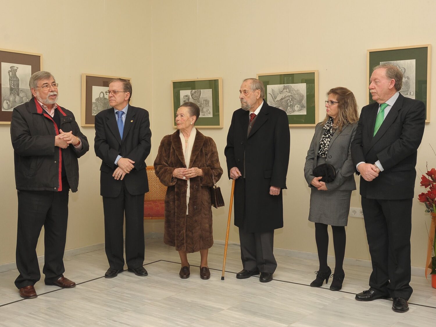 El pintor Antonio Milla junto a su esposa, Cecilia Peinado, al Presidente del Ateneo, Alberto Máximo Pérez Calero y al Presidente de la Sección de Bellas Artes, Antonio Zambrana Lara, junto a otros asistentes y acompañantes al acto de inauguración