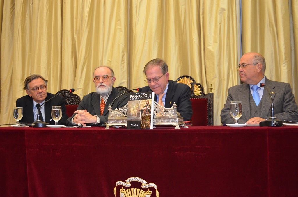 El Presidente del Ateneo, Alberto Máximo Pérez Calero, y el Presidente de la Sección de Literatura, José Domínguez León, junto al autor y presentador del libro