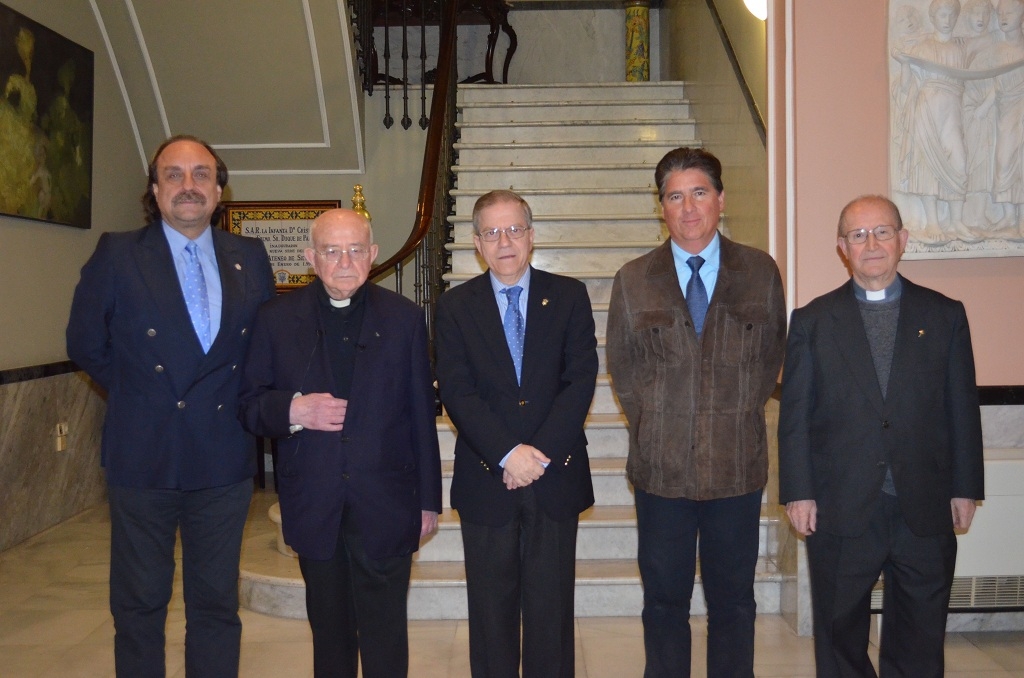 El Presidente del Ateneo, Alberto Máximo Pérez Calero (en el centro) y el Secretario General (Antonio F. Bellido Navarro, a la izquierda de la imagen) estuvieron presentes en el acto junto al P. Manuel Ruiz, a Emilio Burrillo y al Padre Diego Muñoz