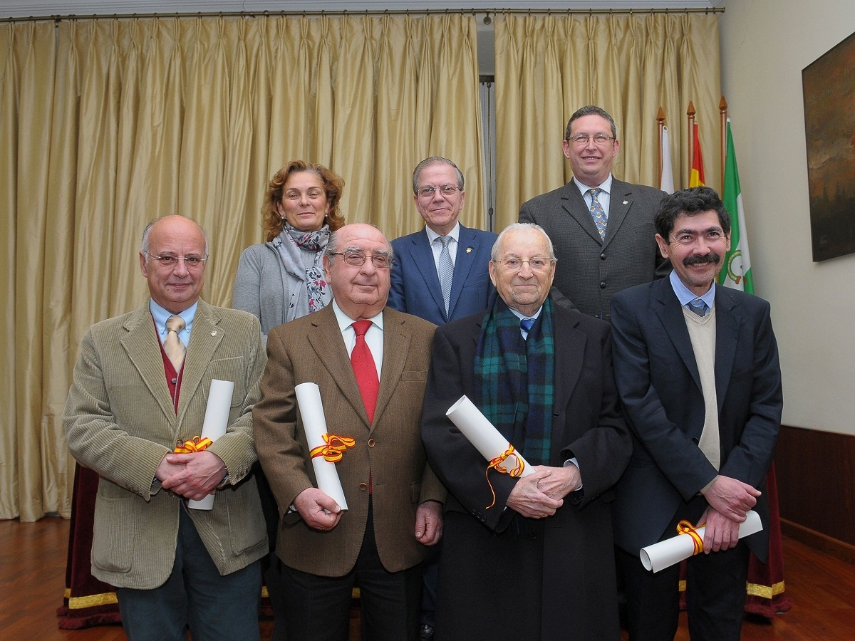Alberto Máximo Pérez Calero, Presidente del Ateneo, junto a Dolores de Pablo-Blanco Oliden, Miguel Cruz Giráldez y los socios que recibieron sus diplomas