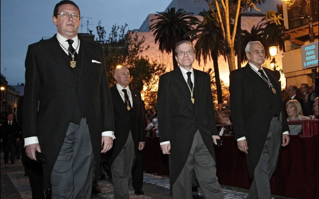 El Presidente del Ateneo y miembros de su Junta Directiva en la comitiva de la Procesion del Santo Entierro