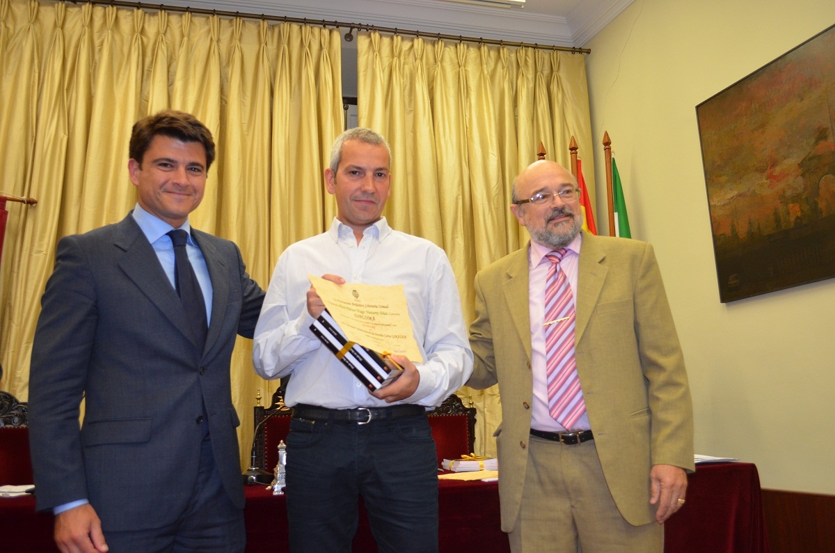 El Delegado de Participación Ciudadana, Beltrán Pérez García; el ganador del III Certamen de Novela Corta GIRALDA, Héctor Hugo Navarro, con la obra