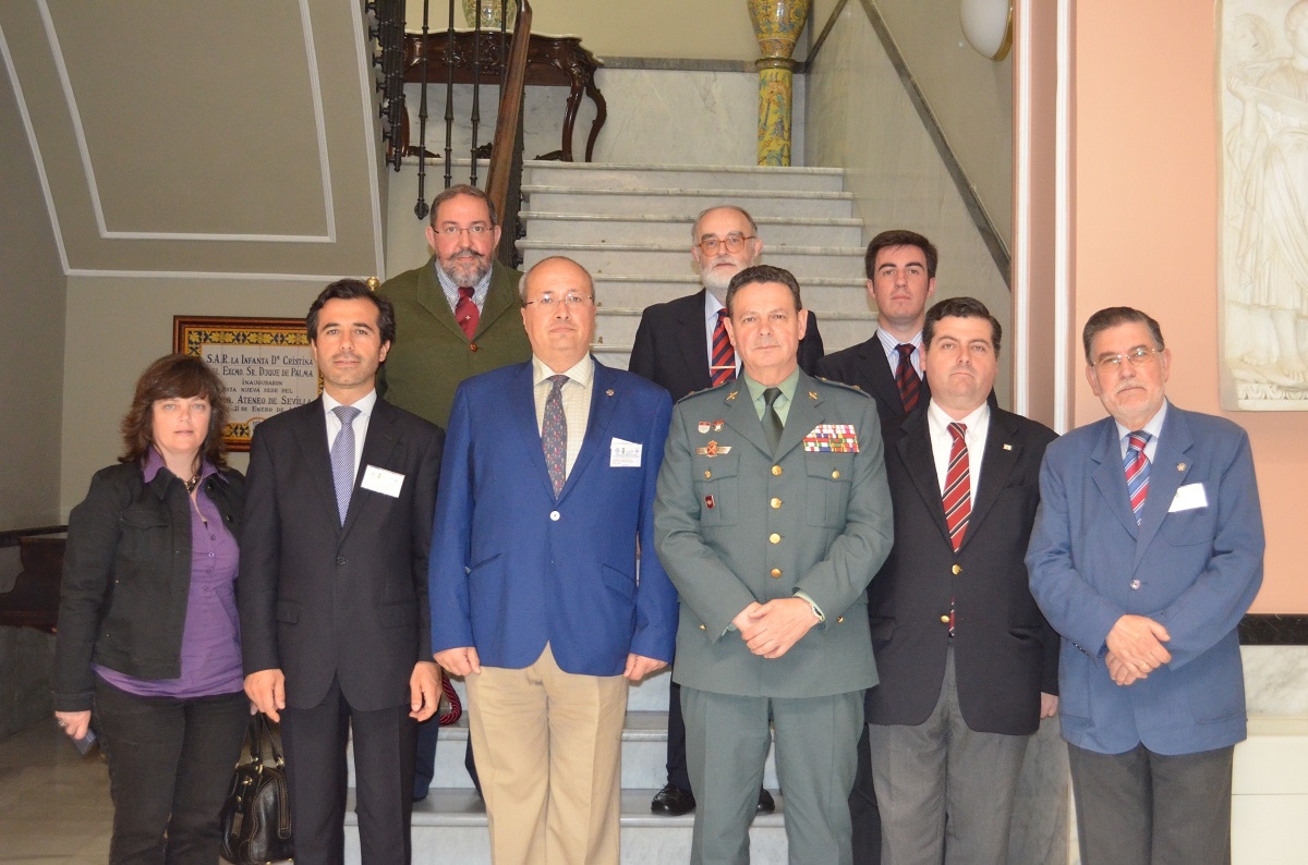 Laurentino Ceña Coro, general jefe de la IV Zona de la Guardia Civil de Andalucía; Ana Martin de la *Universidade Lusófona de Humanidades e Tecnologias (Lisboa, Portugal); Victor Escudero, de la Academia de Letras e Artes de Portugal; José Domínguez León, presidente de la Sección «Mundo Actual» de la Academia Andaluza de la Historia, entre los *ponentes y los asistentes del seminario internacional sobre