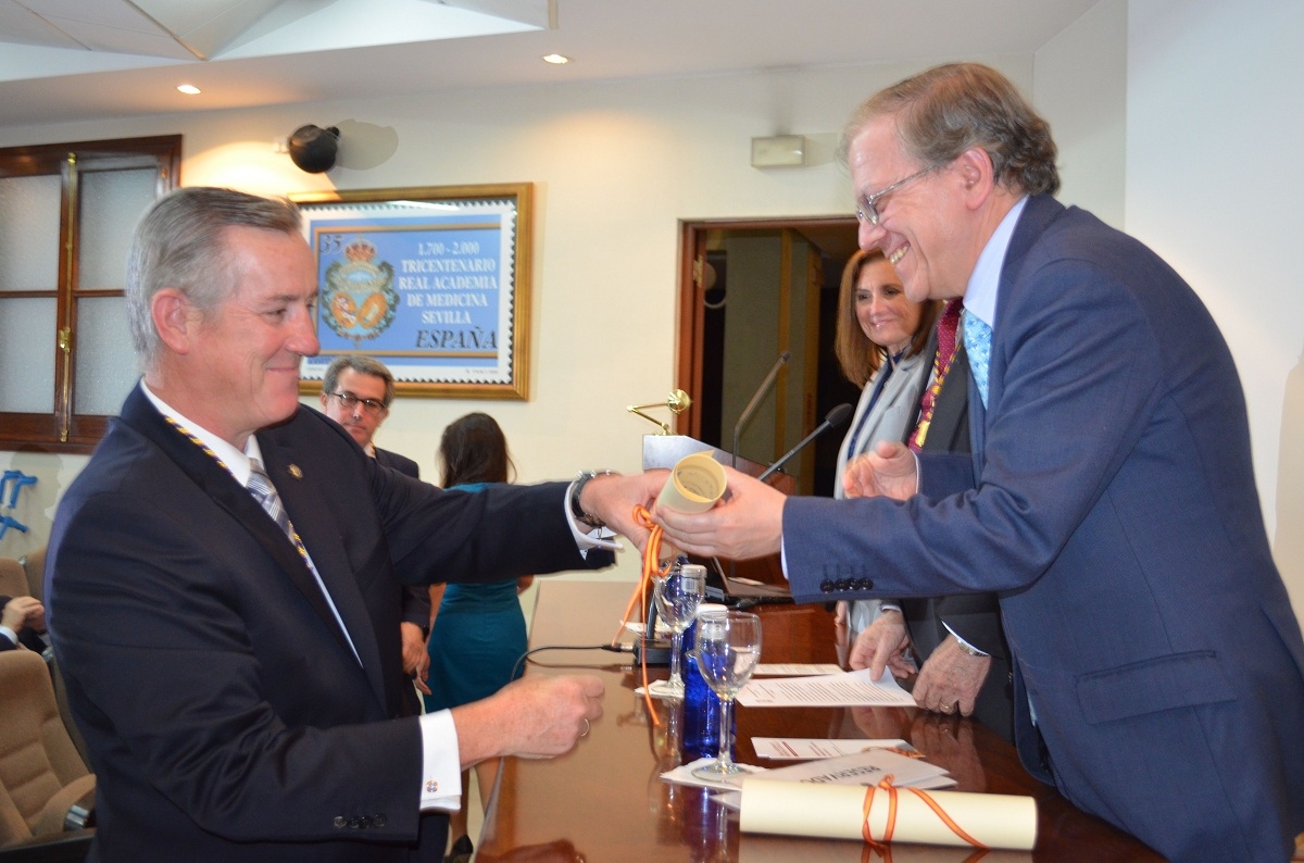 El Presidente del Ateneo, Alberto Máximo Pérez Calero, hace entrega del premio