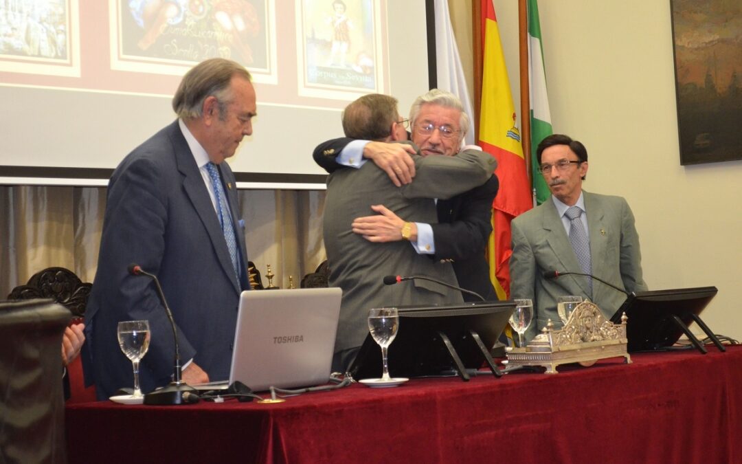 El Dr. Alberto Máximo Pérez Calero en la presentación de la conferencia del Dr. Contreras Ayala en el Curso de Temas Sevillanos, que dirige D. Antonio Bustos Rodríguez