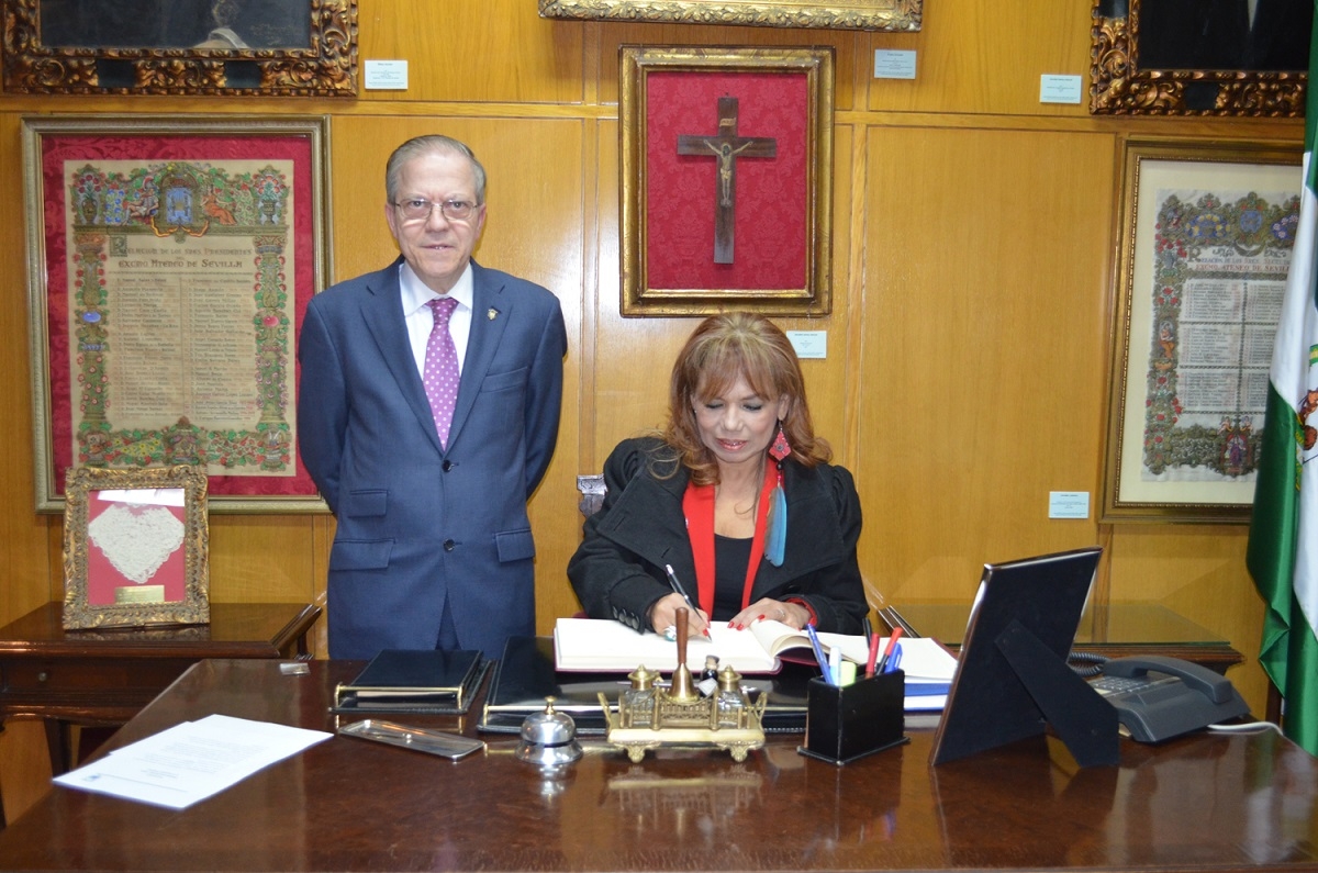La Embajadora firma en el Libro de Oro del Ateneo en presencia del Presidente, Alberto Máximo Pérez Calero