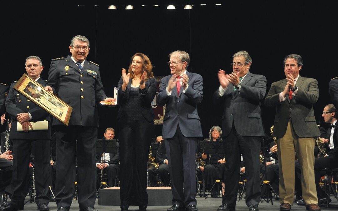 Entrega de la Medalla José María Izquierdo a la Policía Local y a la Policía Nacional y Concierto Extraordinario de Navidad en el Teatro Lope de Vega de Sevilla