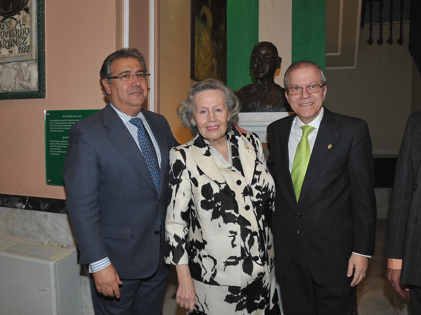 Mª Ángeles Infante, hija de Blas Infante, entre el Alcalde de Sevilla, Juan Ignacio Zoido y el Presidente del Ateneo, Alberto Máximo Pérez Calero. El busto de Blas Infante ha quedado expuesto en el patio central del Ateneo