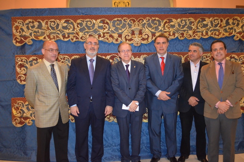 El coordinador del proyecto y Profesor de la U.S, Andrés Luque Teruel; el Hermano Mayor de Cristo de Burgos, Salvador Varea Ramírez; el Presidente del Ateneo, Alberto Máximo Pérez Calero; los restauradores, Fernando Enríquez Morán y Rafael Fernández Marchena del taller de bordados Fernández y Enríquez, de Brenes; y Rafael Rivas Prieto, Director de Área de Fiestas Mayores del Ayuntamiento de Sevilla