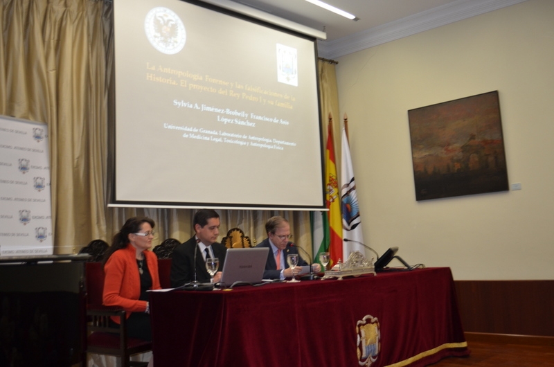 Sylvia A. Jiménez-Brobeil y Francisco de Asís López Sánchez, del Laboratorio de Antropología de la Universidad de Granada junto al Presidente del Ateneo, Alberto Máximo Pérez Calero