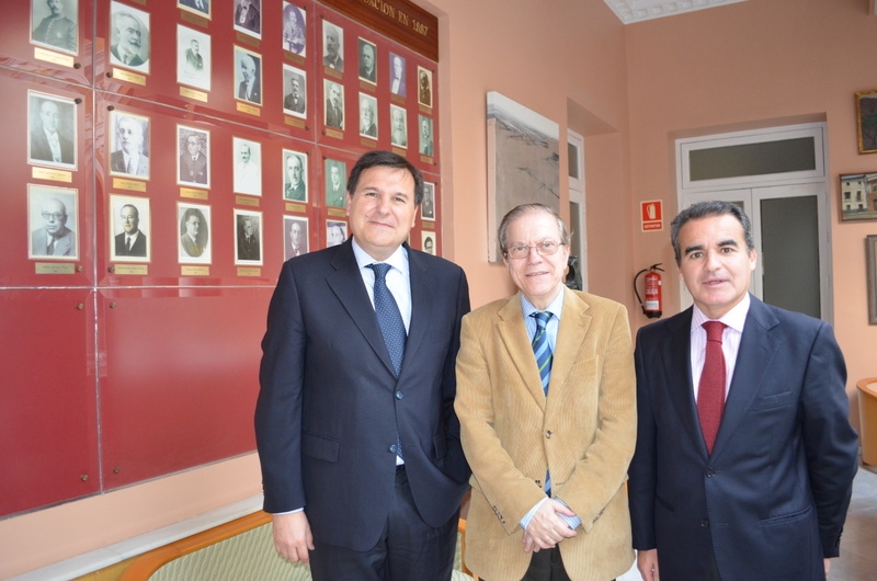 El Presidente del Ateneo, D. Alberto Máximo Pérez Calero, junto a D. Felipe Pulido de Dios, Delegado General de La Caixa en Sevilla y, D. Rafael Herrado Martínez, Director Territorial en Andalucía Occidental de La Caixa