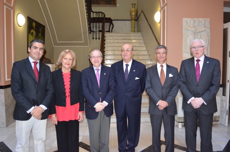 Carlos J. Trejo; Martina Blatiere (Presidenta Tertulia de Los 13); Alberto M. Pérez Calero (Presidente del Ateneo); Miguel Ruiz de Vargas (pregonero); Gastón Ramírez Cuevas (crítico taurino mejicano y presentador del acto); Enrique Gamero