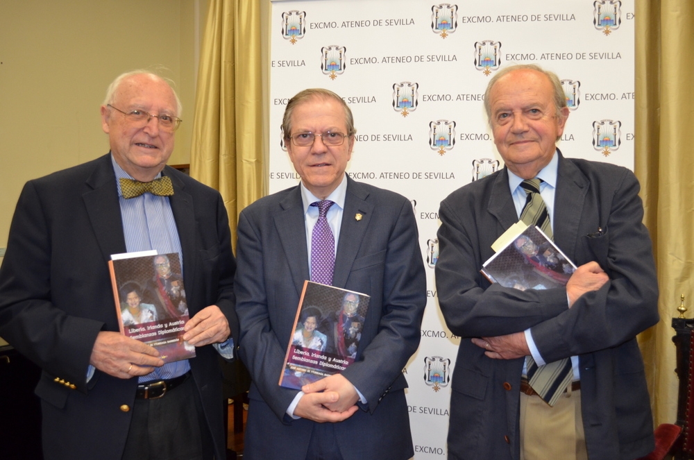 El autor del libro, José Antonio de Yturriaga Barberán; el presidente del Ateneo, Alberto Máximo Pérez Calero; el presentador del acto, Juan Carlos Aguilar Moreno
