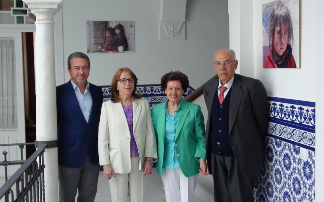 Visita institucional a la Fundación Gota de Leche de Sevilla por la Presidenta de Acción Social del Ateneo, Mª del Carmen Perales, y por la Vicetesorera del Ateneo, Paqui Cabrera Leal