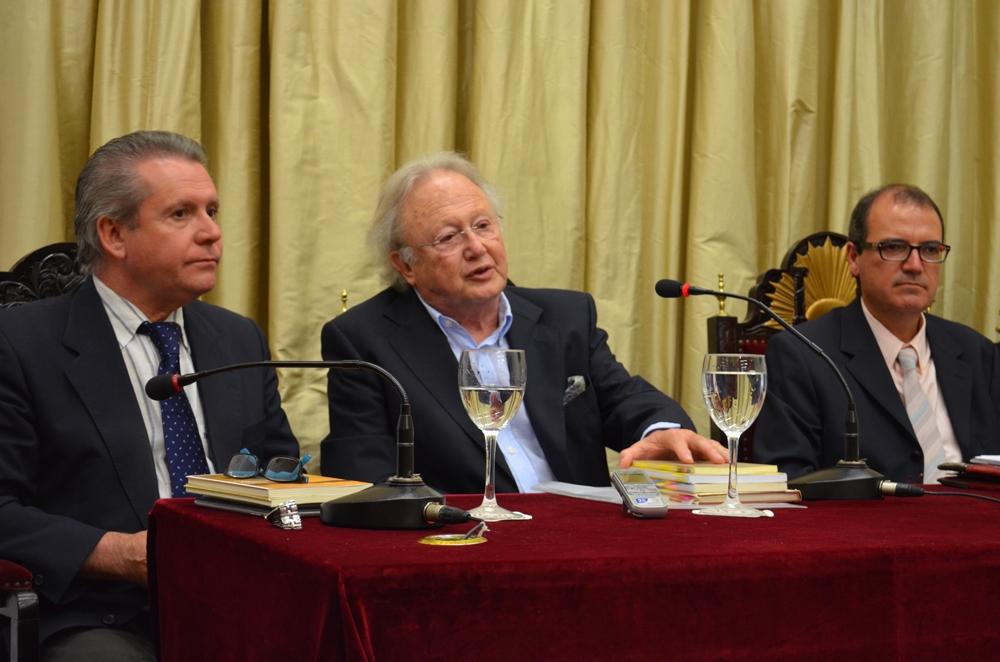 Miguel Veyrat entre Manuel Ángel Vázquez Medel y José Vallecillo López