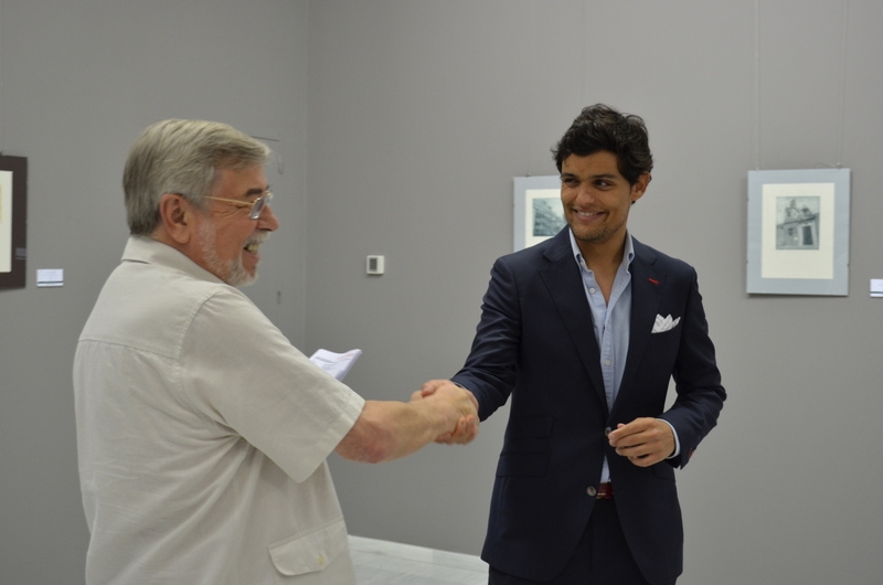 Antonio Zambrana Lara, Presidente de la Sección de Bellas Artes del Ateneo, saluda al autor, Rafael González