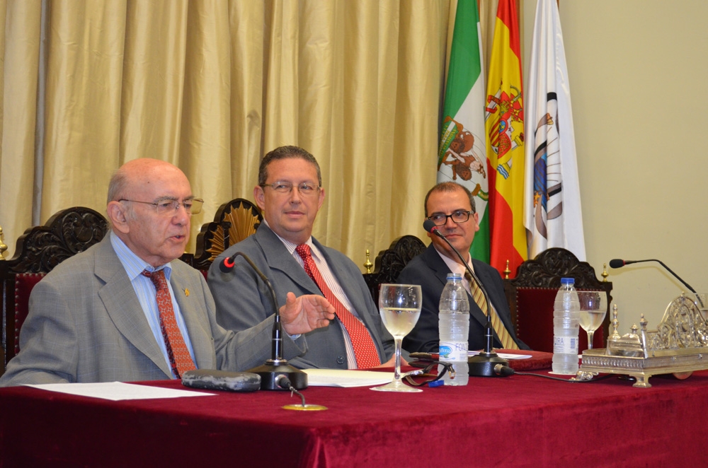 Enrique Barrero González, Miguel Cruz Giráldez y José Vallecillo López en el Salón de Actos del Ateneo