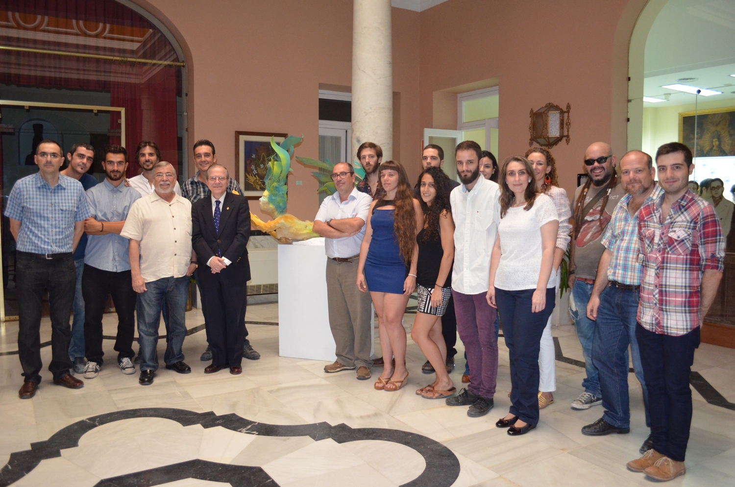 El Presidente del Ateneo, Alberto Máximo Pérez Calero, y el Presidente de la Sección de Bellas Artes del Ateneo, Antonio Zambrana Lara, junto a los artistas que exponen
