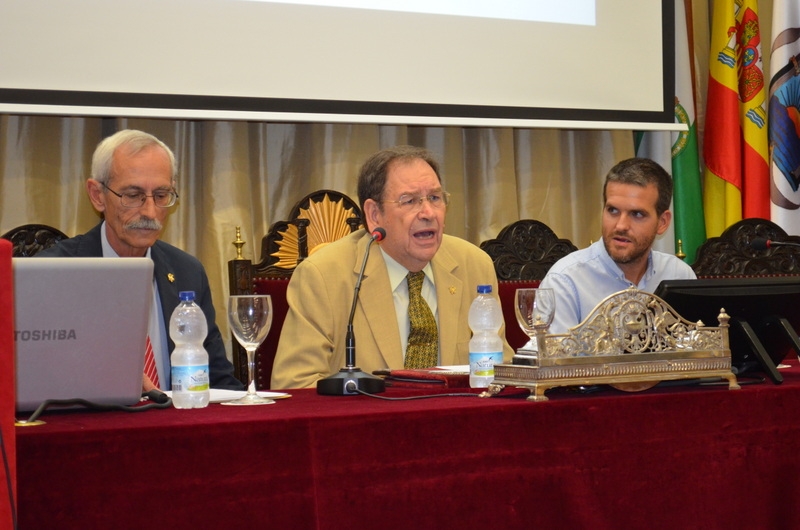 La conferencia científica tuvo lugar en el Salón de Actos del Ateneo