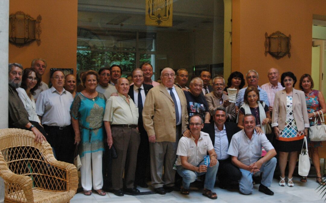 Alberto Máximo Pérez Calero entrega el galardón de la Asociación ‘El Pinsapo’ a la Asociación Literaria ‘Noches del Baratillo’