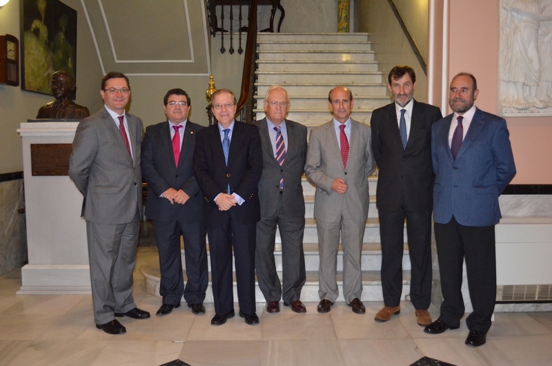 El Presidente del Ateneo, Alberto Máximo Pérez Calero, junto a los ponentes de la mesa redonda en el patio central