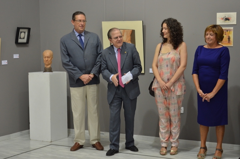 De izquierda a derecha, Miguel Cruz Giráldez, Adjunto a Presidencia del Ateneo; Alberto Pérez Calero, Presidente; María José Díaz Olivares, artista; y Tina Sáez, comisaria de la exposición