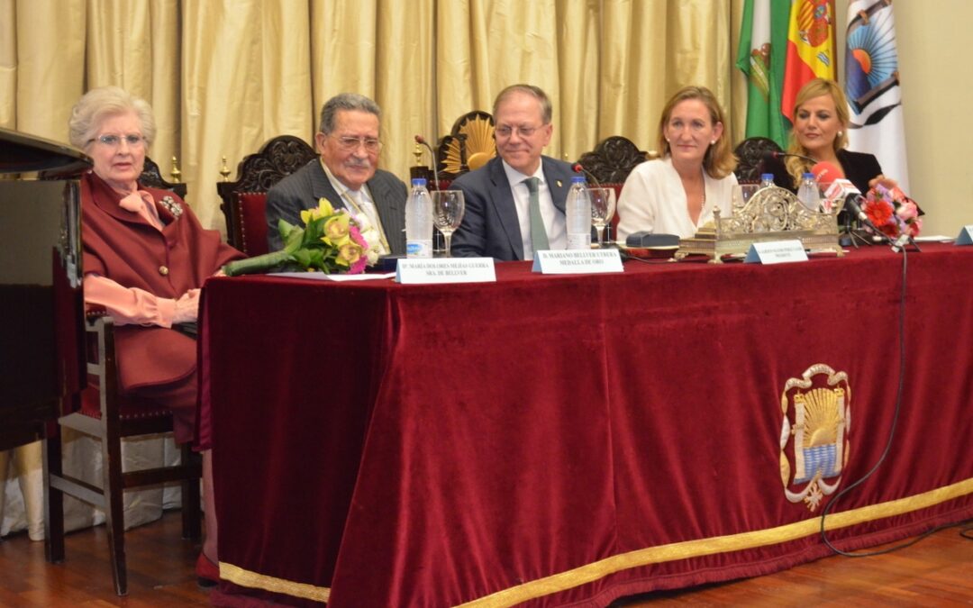 El coleccionista de arte y mecenas D. Mariano Bellver Utrera recibió la Medalla de Oro del Ateneo de manos del Presidente D. Alberto Máximo Pérez Calero