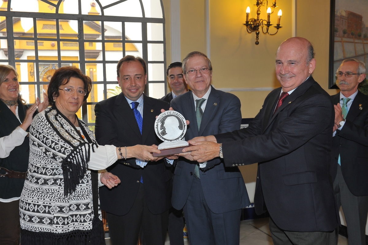 El Presidente del Ateneo, Alberto Máximo Pérez Calero, y el Director de la Cabalgata, Manuel Sáinz Méndez, recogieron el premio el sábado 31 de enero