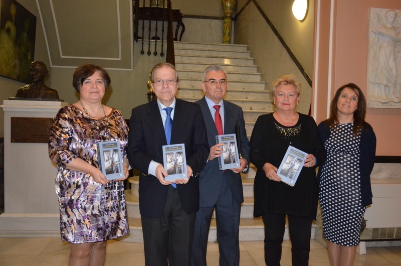 Rosa García Perea, editora de Jirones de Azul; Alberto Máximo Pérez Calero, Presidente del Ateneo; José Joaquín León, autor del libro; Rosamar Prieto-Castro, ex Delegada de Fiestas Mayores, y Esperanza García Perea, editora de Jirones de Azul