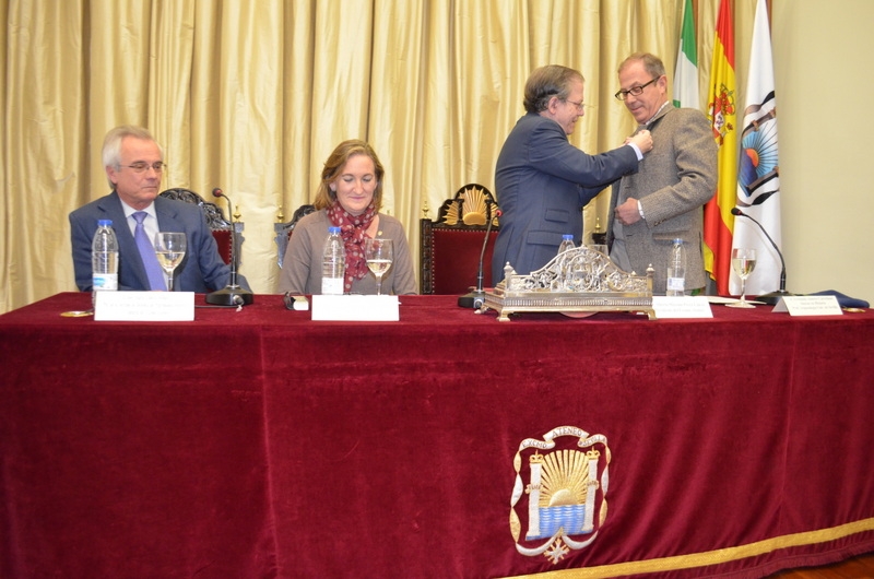 El Presidente del Ateneo, Alberto Máximo Pérez Calero, impone el escudo de oro de la institución al conferenciante
