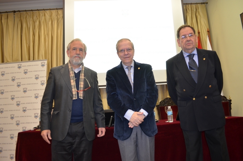 El Presidente del Ateneo, Alberto Máximo Pérez Calero, entre Adolfo Fernández Palomares, y Antonio Nieto Carnicer