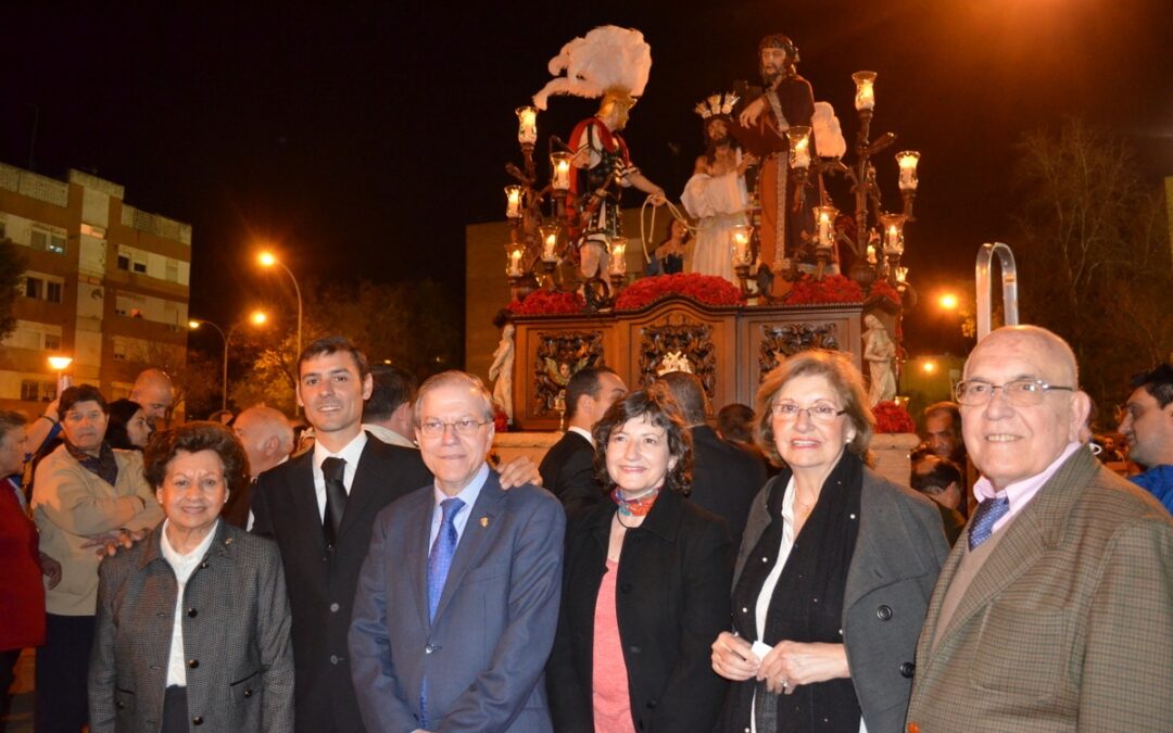 El Ateneo dona las flores y las velas a la Agrupación Bendición y Esperanza (Polígono Sur)