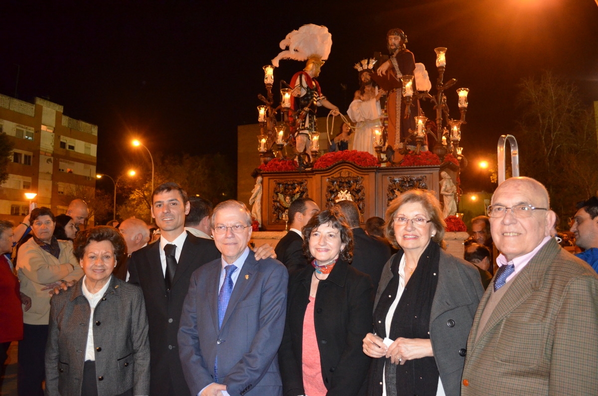 El Presidente del Ateneo, Alberto Máximo Pérez Calero, Ana Montaña y Mª Carmen Perales, en representación del Ateneo, junto a otros responsables de la gestión del acto cofrade