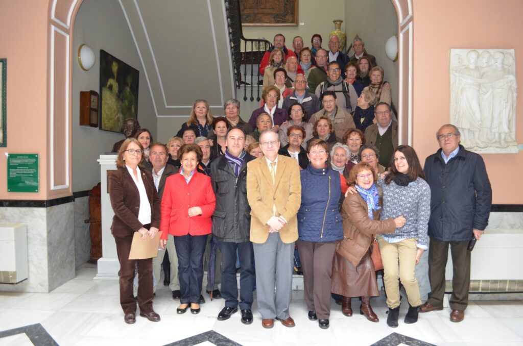 El Presidente del Ateneo, Alberto Máximo Pérez Calero, las Directivas del Ateneo, Paqui Cabrera y Mª Carmen Perales, y personal del Ateneo, junto a los vecinos del Distrito Cerro Amate que realizaron la visita
